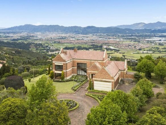 Residencia Exclusiva, a 2800 m de Altura: Bogotá, Colombia con 10,900 m² Terreno