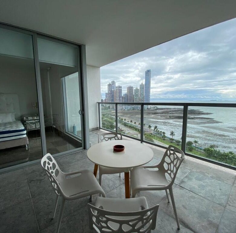 Avenida Balboa – Frente Al Mar: Viva de Lujo, Yoo Amoblado, 167 m², 2 Recámaras