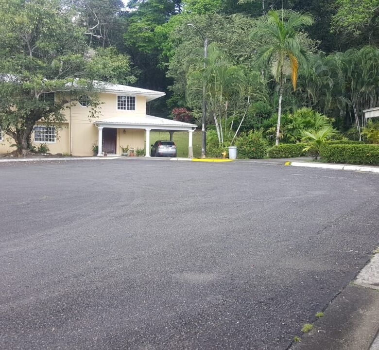 Clayton – 2 Casas colindantes con bosque, pegadas, Sector del Canal: Casas Grandes con 7 recámaras + 2 bodegas + Den