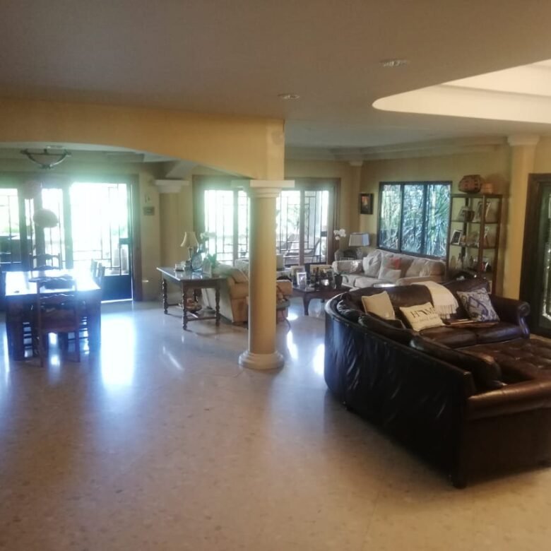 Albrook: Amplia Residencia con 1200 m² de Terreno, 4 Habitaciones