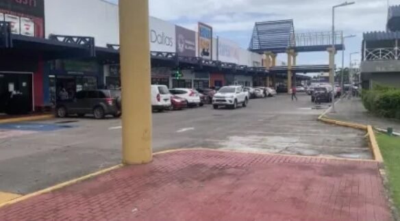 Local Comercial, Planta Baja, Juan Diaz: Centro Comercial Los Pueblos, Rodeado de Residenciales