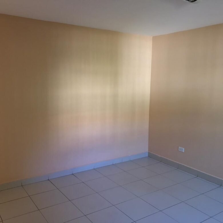 Area Revertida – Canal: Ancon, Casa de 8 Habitaciones, Patio Cercado
