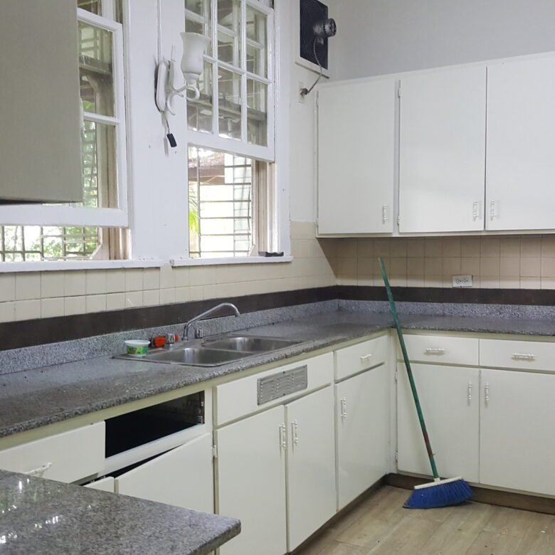 Ancón: 2 Casas de Madera, Una Gema Antigua y Natural, Para Restaurar, 9 Recámara