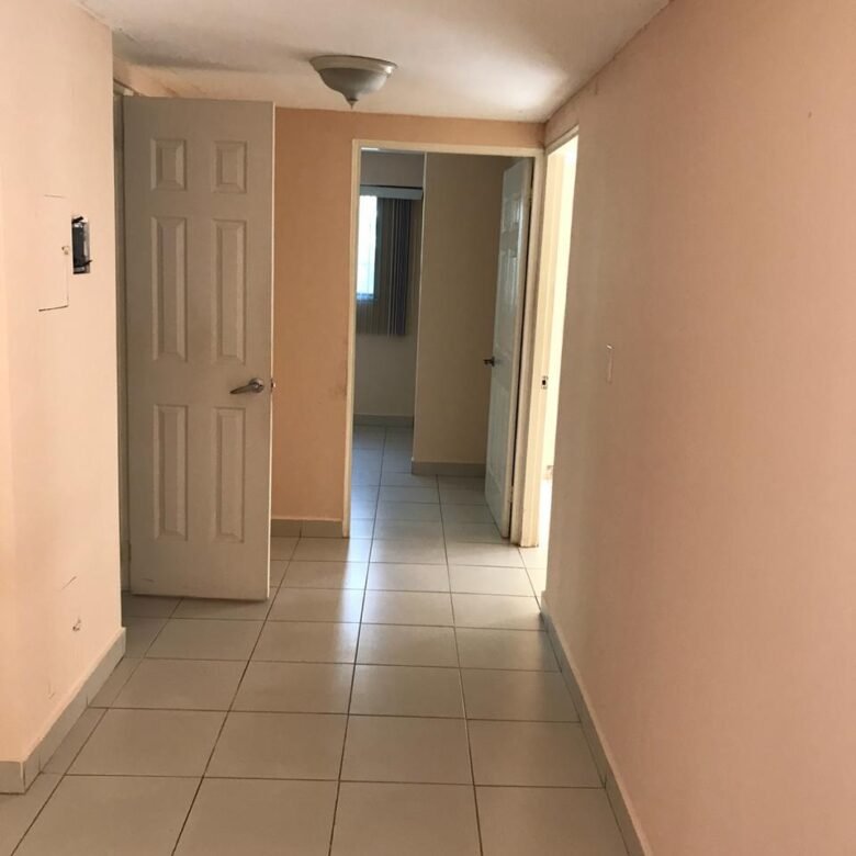 Area Revertida – Canal: Ancon, Casa de 8 Habitaciones, Patio Cercado