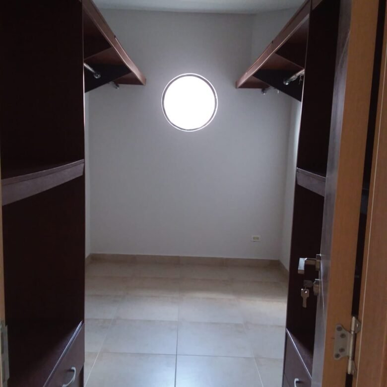 Clayton, con Garita de Seguridad: Clayton Village, Casa de 3 Recámaras + Estudio