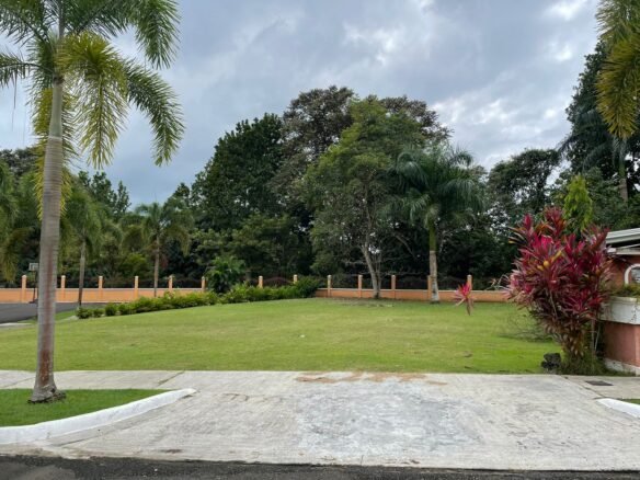 Disfrute de lo Natural – Construya Su Casa en Clayton: Colinda con Área Forestal