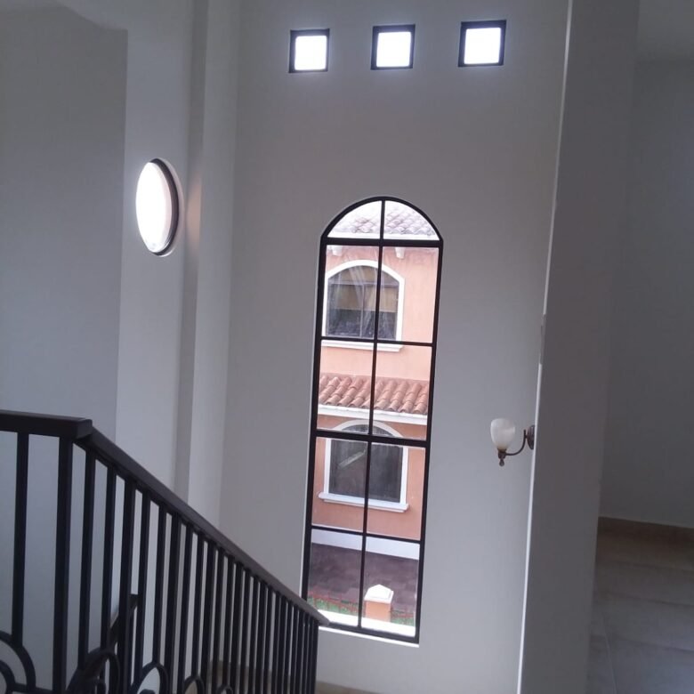 Clayton, con Garita de Seguridad: Clayton Village, Casa de 3 Recámaras + Estudio