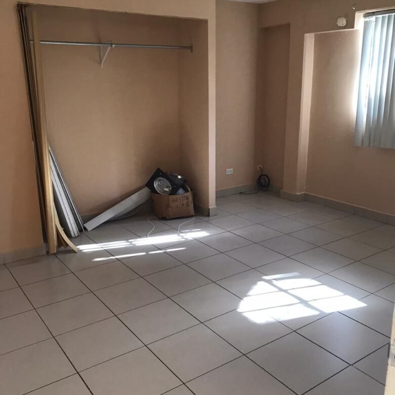 Area Revertida – Canal: Ancon, Casa de 8 Habitaciones, Patio Cercado