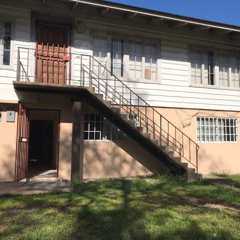 Area Revertida – Canal: Ancon, Casa de 8 Habitaciones, Patio Cercado