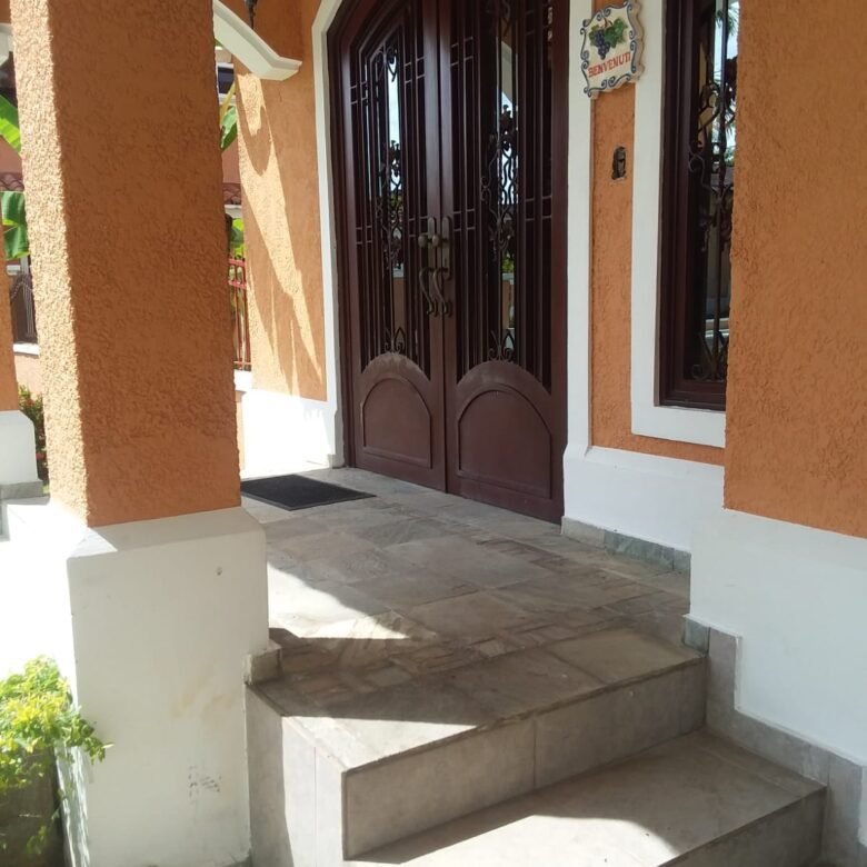 Clayton, con Garita de Seguridad: Clayton Village, Casa de 3 Recámaras + Estudio