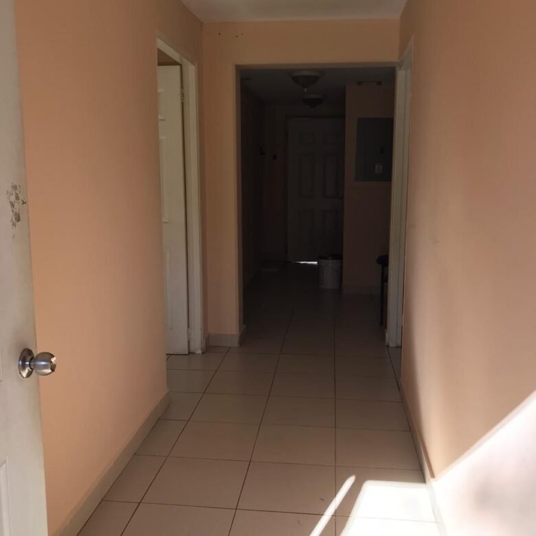 Area Revertida – Canal: Ancon, Casa de 8 Habitaciones, Patio Cercado