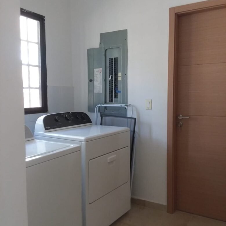 Clayton, con Garita de Seguridad: Clayton Village, Casa de 3 Recámaras + Estudio