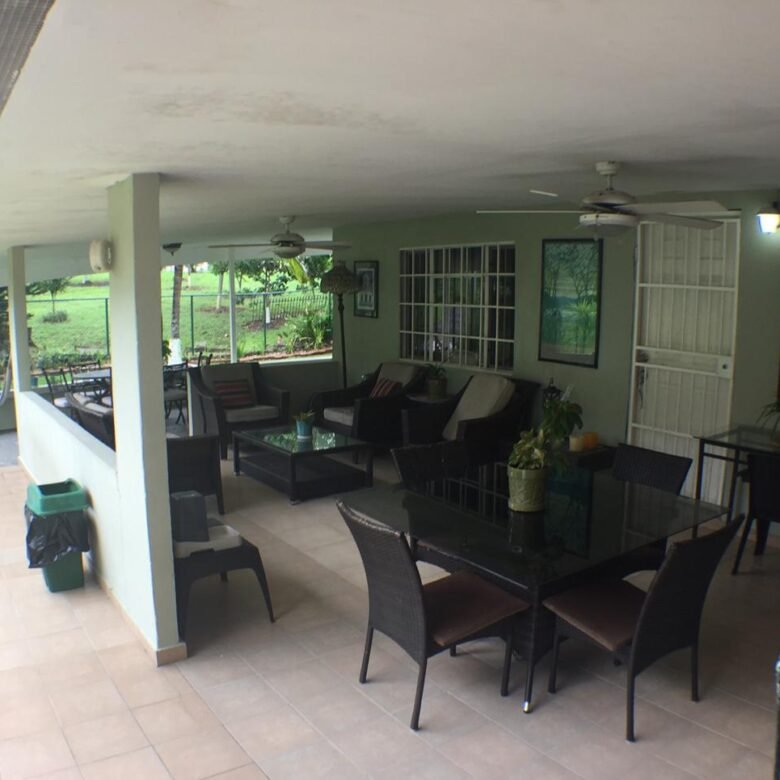 Area Revertida – Diablo: Casa 3 Habitaciones, Cbe, Amplio Terreno, Duplex