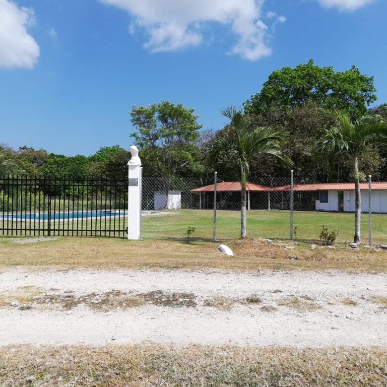Su Residencia Segura Cerca de Playa Blanca / Farallón: Comunidad con Piscina