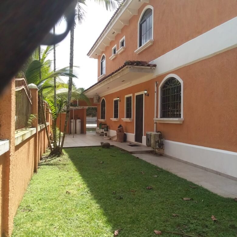 Clayton, con Garita de Seguridad: Clayton Village, Casa de 3 Recámaras + Estudio