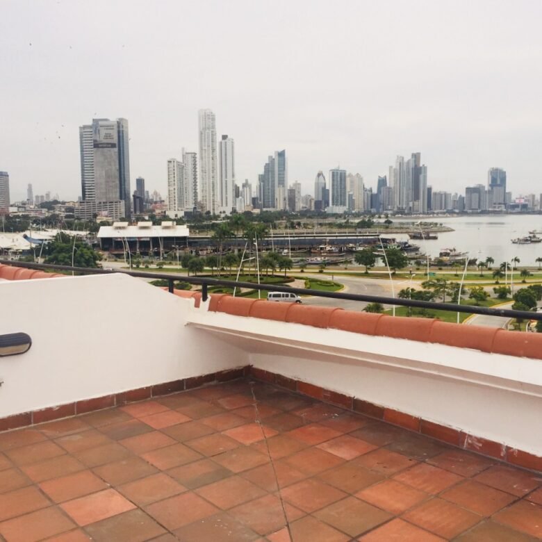 Casco Viejo: 189 m², Apartamento con Vista Al Mar, Terraza Rooftop, 2 Parking