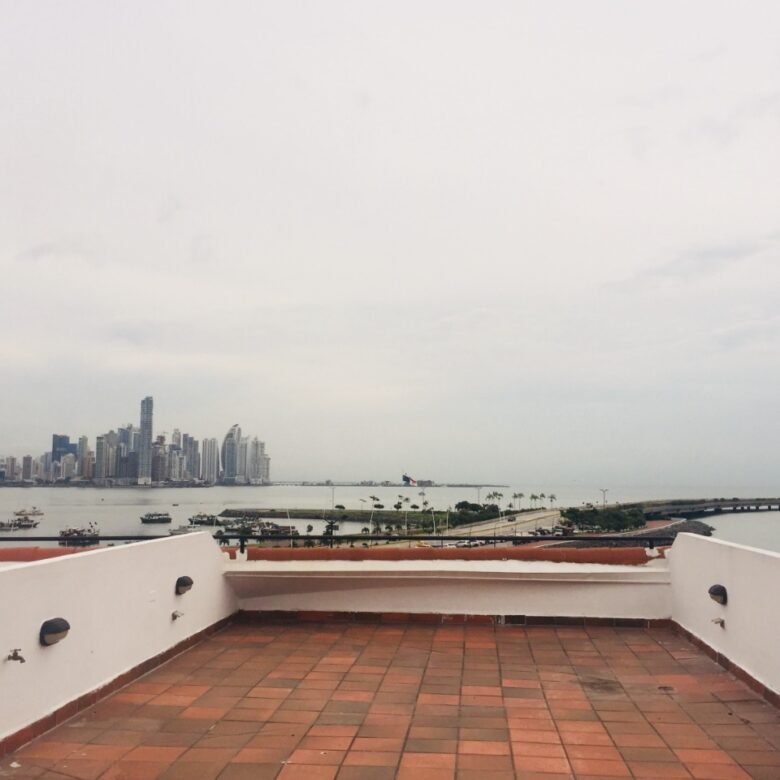 Casco Viejo: 189 m², Apartamento con Vista Al Mar, Terraza Rooftop, 2 Parking