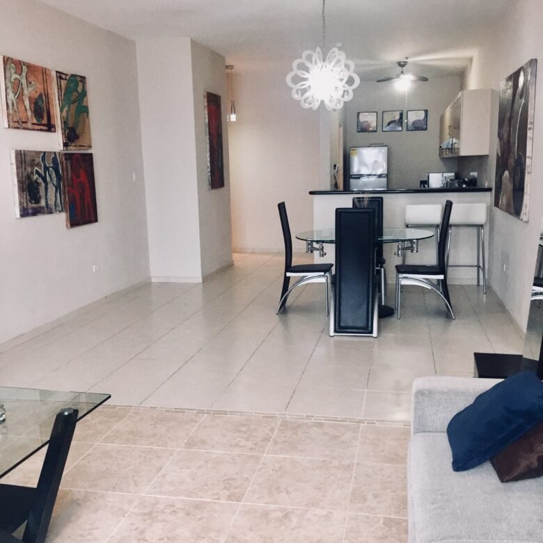 Ave Balboa – Frente Al Mar: Vista del Mar, Apartamento de 1 Recamara y 1.5 Baños