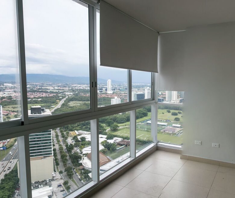 Costa del Este: Sector Alto Nivel, con Casa Club, con Línea Blanca, de 202 m² con 3 Recámaras y 3.5 Baños