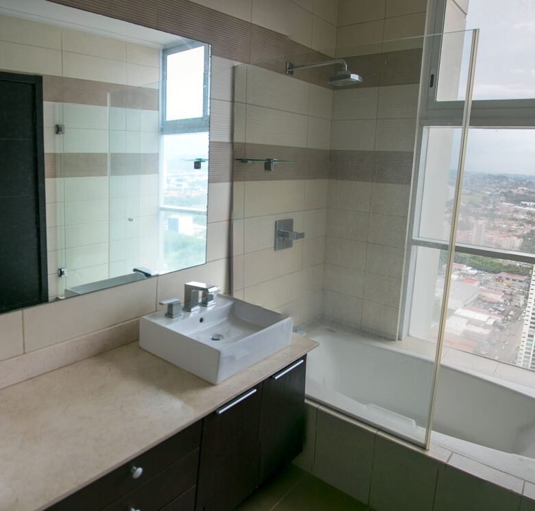 Costa del Este: Sector Alto Nivel, con Casa Club, con Línea Blanca, de 202 m² con 3 Recámaras y 3.5 Baños