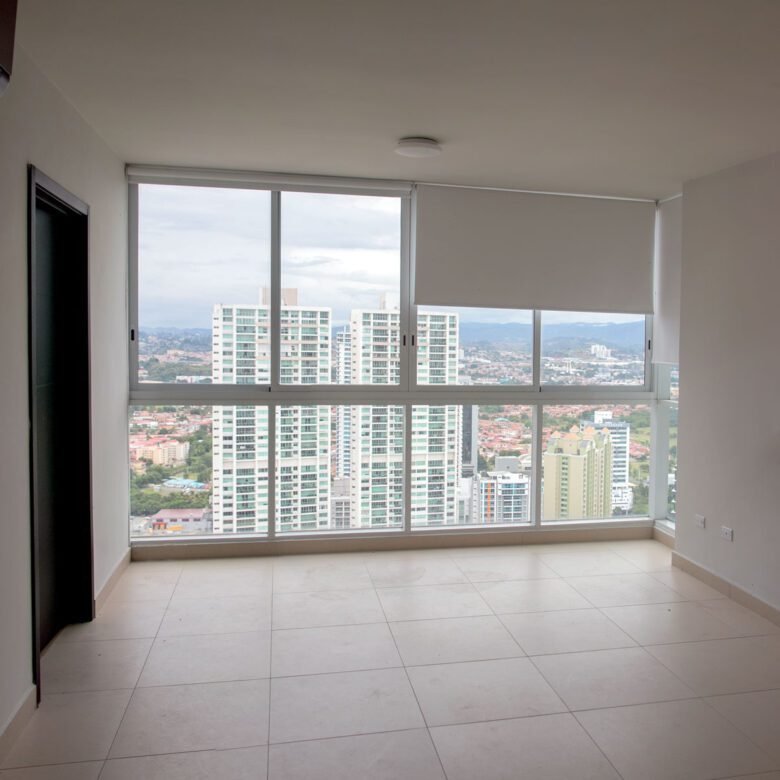 Costa del Este: Sector Alto Nivel, con Casa Club, con Línea Blanca, de 202 m² con 3 Recámaras y 3.5 Baños