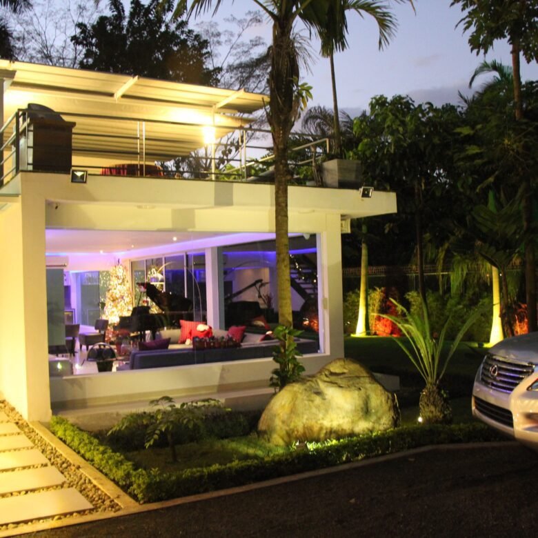 Casa con 1100 m² – Area Revertida: Amoblada Residencia de Lujo, 4 Recs, 2 Cbe