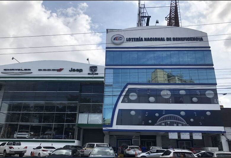 Dos (2) Edificios Para La Venta (Dos Juntos) en Tumba Muerto: Alquilados