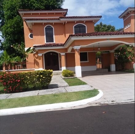 Clayton, con Garita de Seguridad: Clayton Village, Casa de 3 Recámaras + Estudio