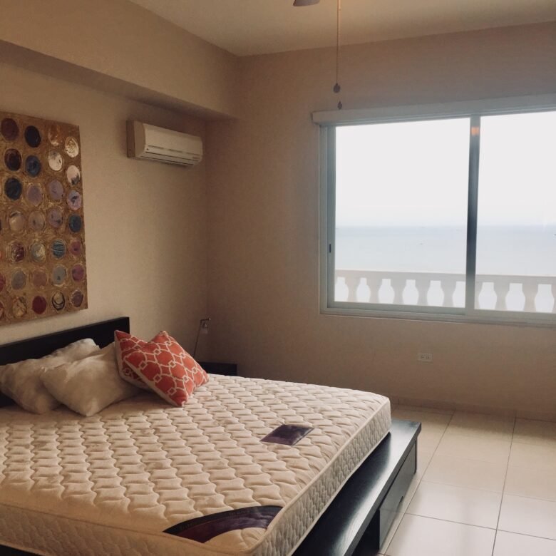 Ave Balboa – Frente Al Mar: Vista del Mar, Apartamento de 1 Recamara y 1.5 Baños