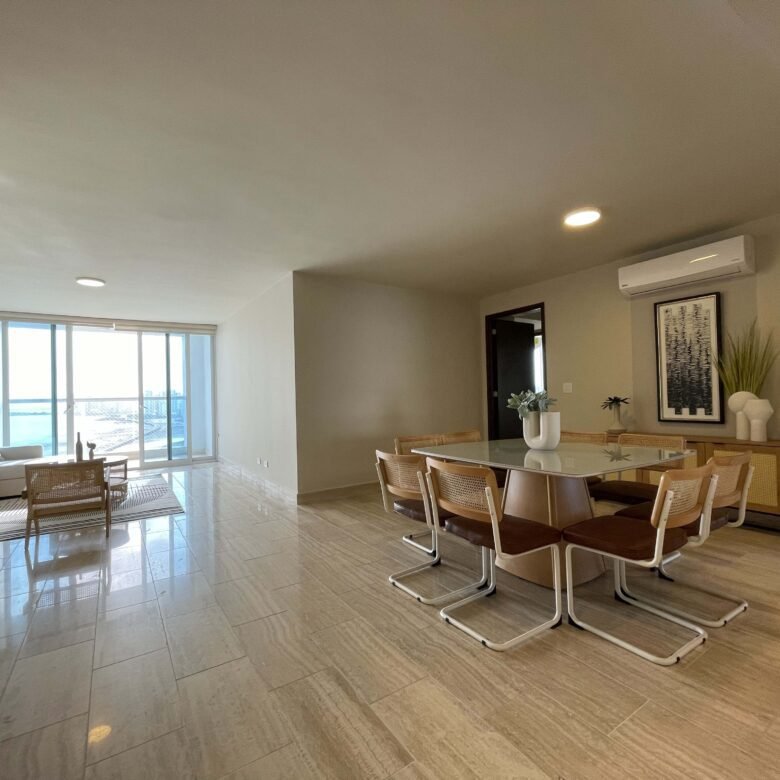Costa del Este: Sector Alto Nivel, con Casa Club, Amoblado, de 202 m² con 3 Recámaras y 3.5 Baños