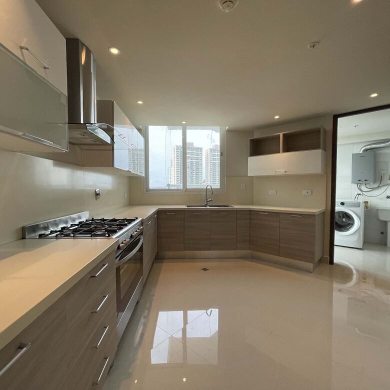 Costa del Este: Sector Alto Nivel, con Casa Club, Amoblado, de 202 m² con 3 Recámaras y 3.5 Baños