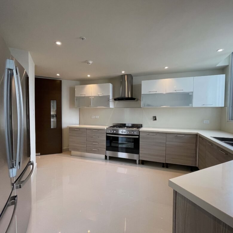 Costa del Este: Sector Alto Nivel, con Casa Club, Amoblado, de 202 m² con 3 Recámaras y 3.5 Baños