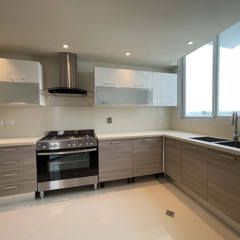 Costa del Este: Sector Alto Nivel, con Casa Club, Amoblado, de 202 m² con 3 Recámaras y 3.5 Baños
