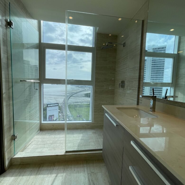 Costa del Este: Sector Alto Nivel, con Casa Club, Amoblado, de 202 m² con 3 Recámaras y 3.5 Baños