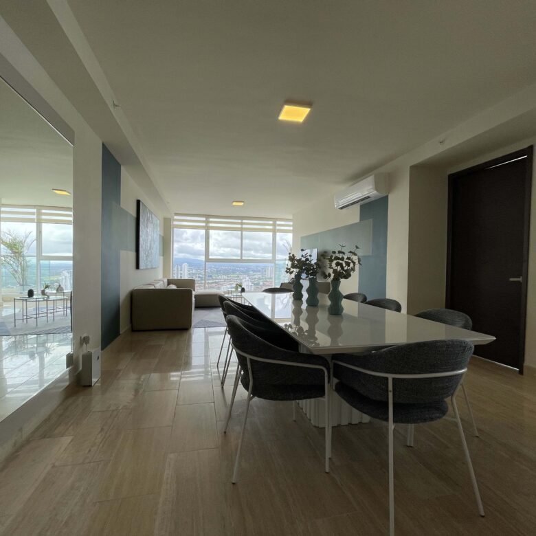 Costa del Este: Sector Alto Nivel, con Casa Club, Amoblado, de 114 m² + 52m2 Terraza, con 2 Recámaras y 2 Baños