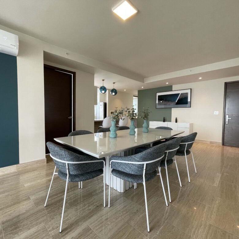 Costa del Este: Sector Alto Nivel, con Casa Club, Amoblado, de 114 m² + 52m2 Terraza, con 2 Recámaras y 2 Baños