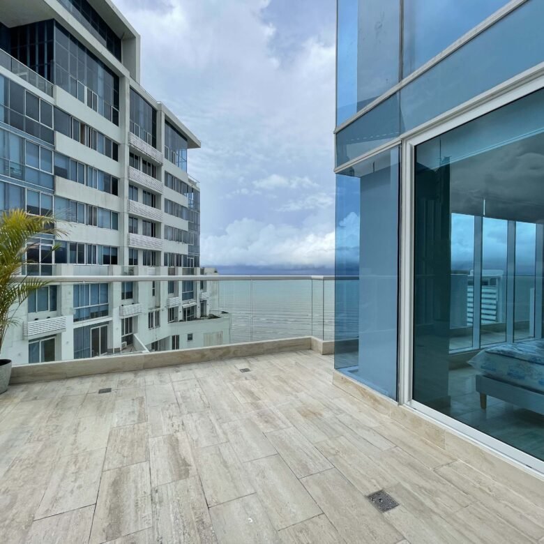 Costa del Este: Sector Alto Nivel, con Casa Club, Amoblado, de 114 m² + 52m2 Terraza, con 2 Recámaras y 2 Baños