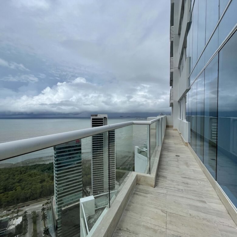 Costa del Este: Sector Alto Nivel, con Casa Club, Amoblado, de 114 m² + 52m2 Terraza, con 2 Recámaras y 2 Baños