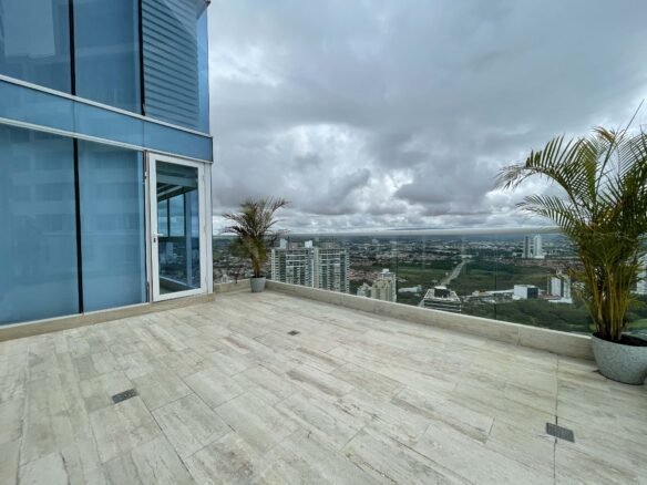 Costa del Este: Sector Alto Nivel, con Casa Club, Amoblado, de 114 m² + 52m2 Terraza, con 2 Recámaras y 2 Baños