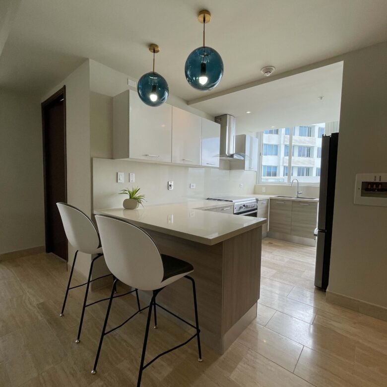 Costa del Este: Sector Alto Nivel, con Casa Club, Amoblado, de 114 m² + 52m2 Terraza, con 2 Recámaras y 2 Baños