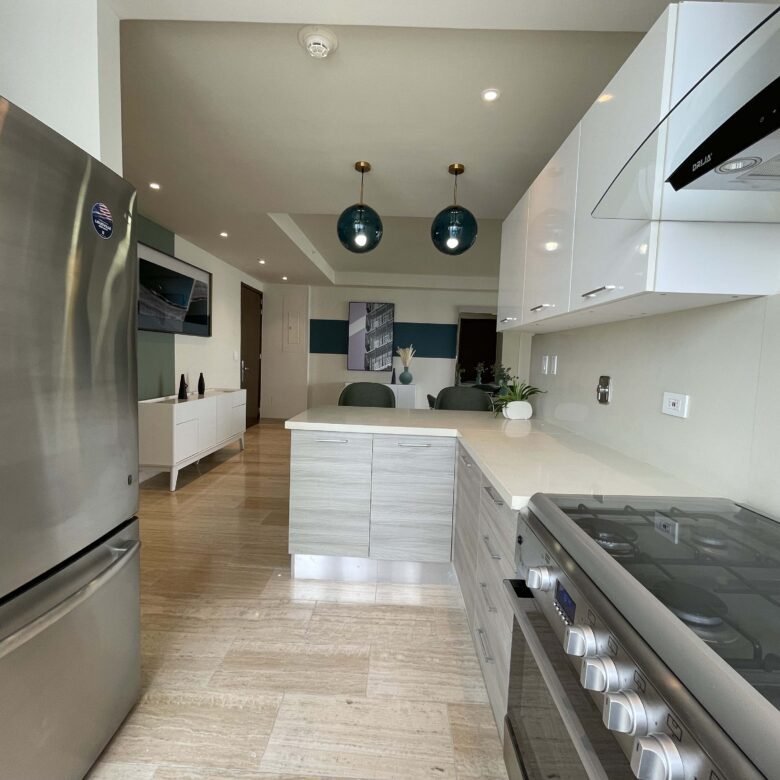 Costa del Este: Sector Alto Nivel, con Casa Club, Amoblado, de 114 m² + 52m2 Terraza, con 2 Recámaras y 2 Baños