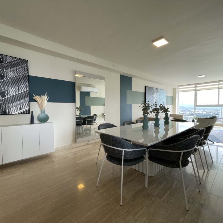 Costa del Este: Sector Alto Nivel, con Casa Club, Amoblado, de 114 m² + 52m2 Terraza, con 2 Recámaras y 2 Baños