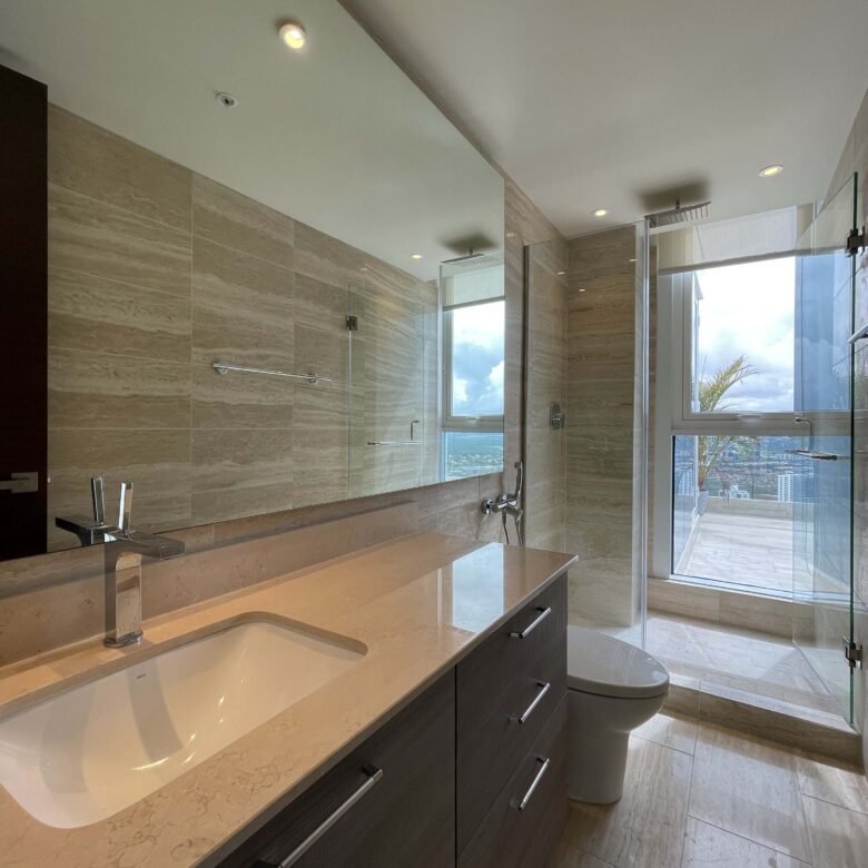 Costa del Este: Sector Alto Nivel, con Casa Club, Amoblado, de 114 m² + 52m2 Terraza, con 2 Recámaras y 2 Baños