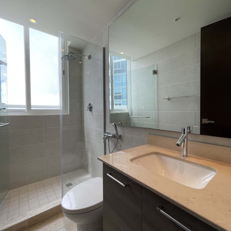 Costa del Este: Sector Alto Nivel, con Casa Club, Amoblado, de 114 m² + 52m2 Terraza, con 2 Recámaras y 2 Baños