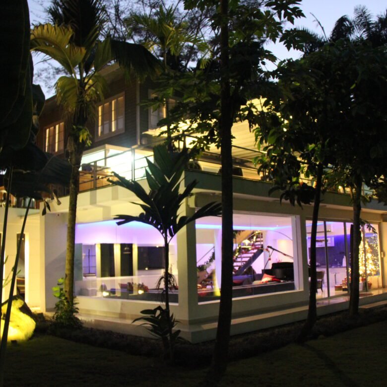Casa con 1100 m² – Area Revertida: Amoblada Residencia de Lujo, 4 Recs, 2 Cbe