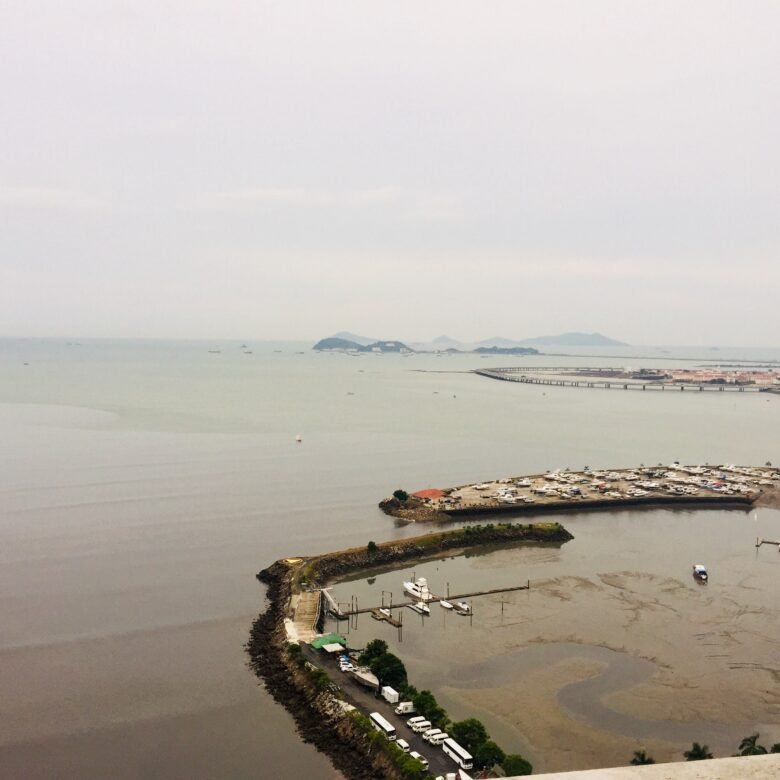 Ave Balboa – Frente Al Mar: Vista del Mar, Apartamento de 1 Recamara y 1.5 Baños