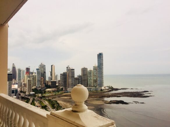 Ave Balboa – Frente Al Mar: Vista del Mar, Apartamento de 1 Recamara y 1.5 Baños