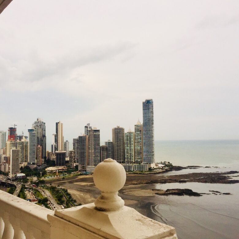 Ave Balboa – Frente Al Mar: Vista del Mar, Apartamento de 1 Recamara y 1.5 Baños