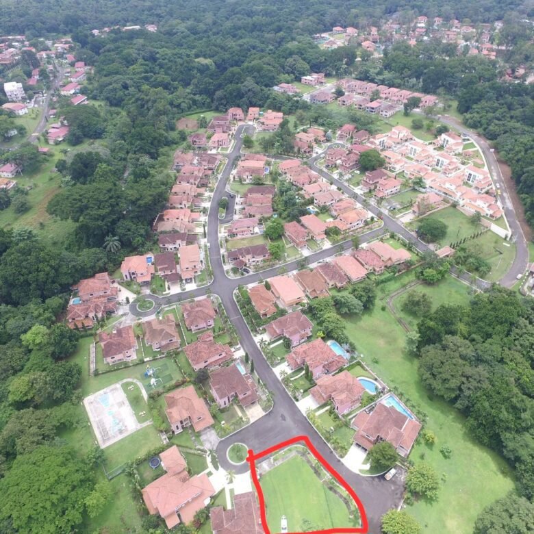 Disfrute de lo Natural – Construya Su Casa en Clayton: Colinda con Área Forestal