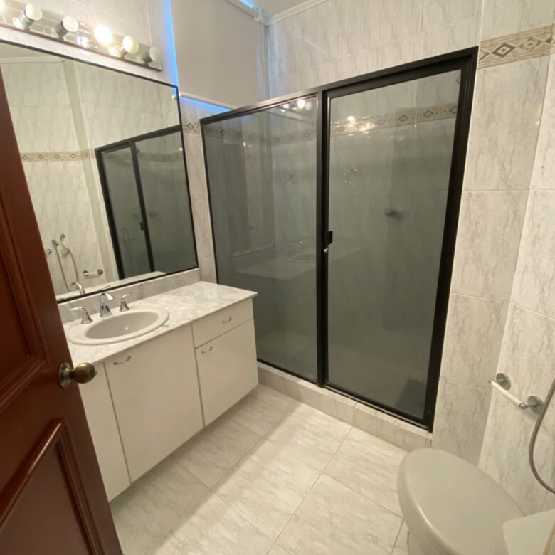 Paitilla – Vista Al Mar: Cómodo Apartamento de 3 Habitaciones con Su Baño, 3 Parking